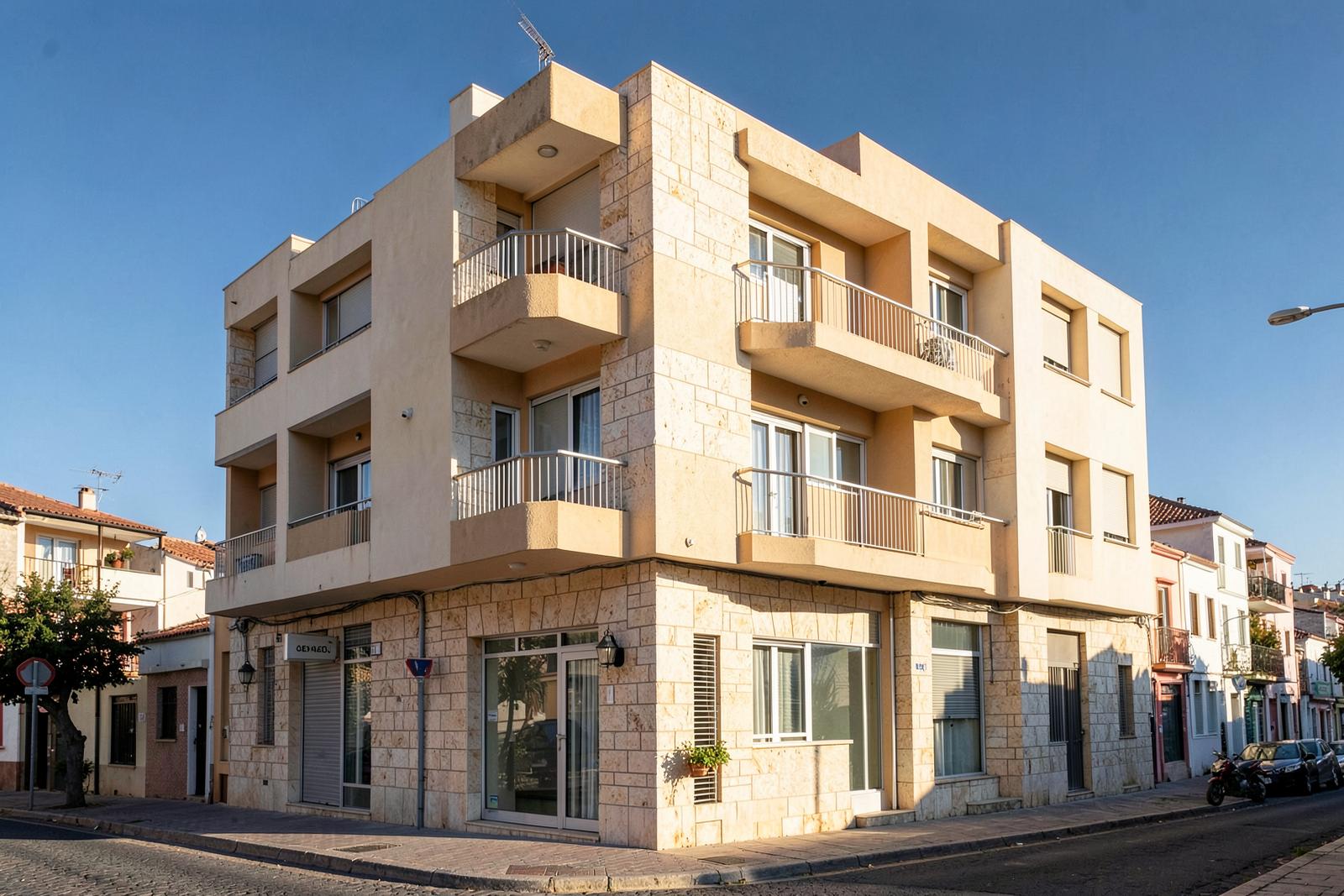 Fachada do edifício dos anos 60 em Peniche
