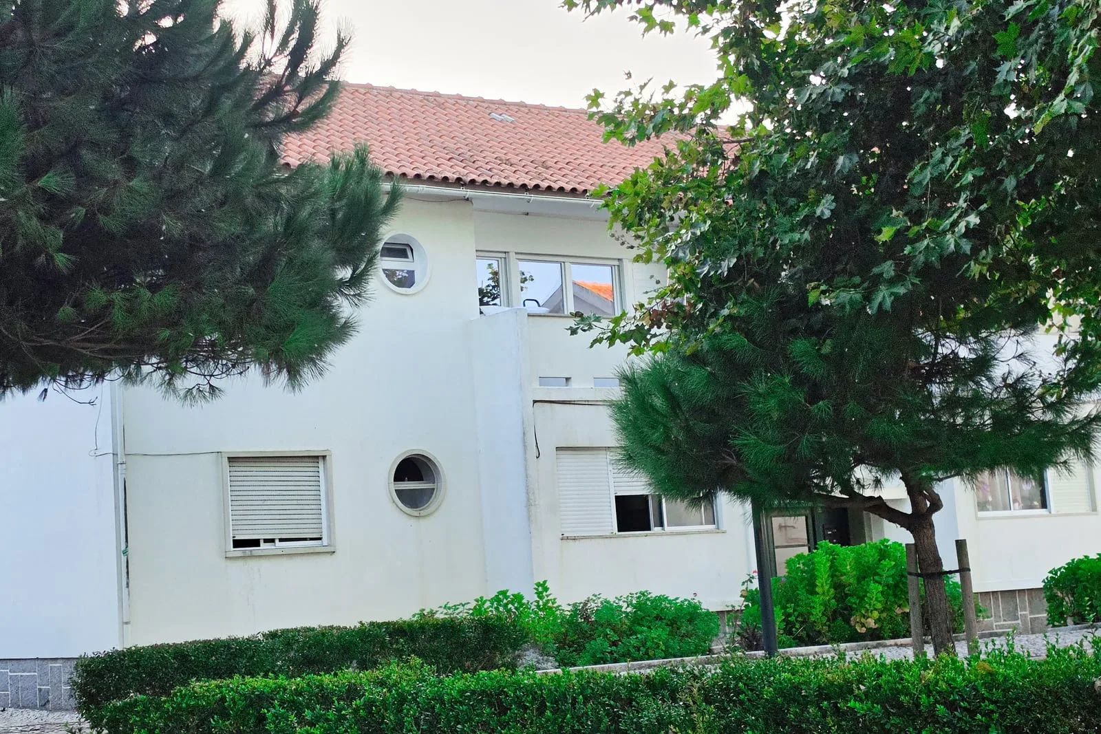 Fassade des Gebäudes aus den 1960er-Jahren der Casa do Guarda, im historischen Zentrum von Peniche